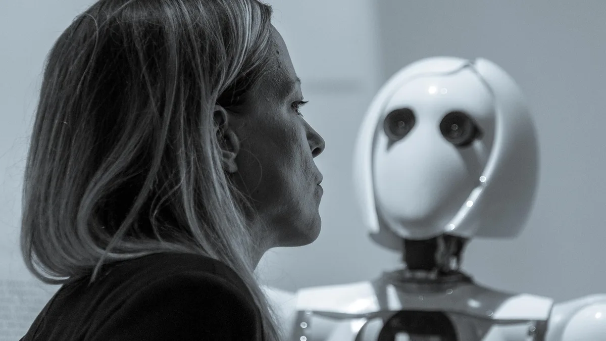 Bir kadın ile insansı robotun karşı karşıya durduğu sahne