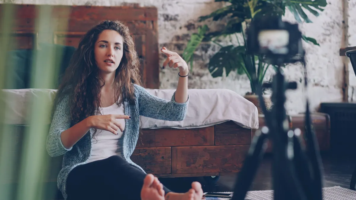 Evde kamera karşısında canlı video anlatımı yapan kadın