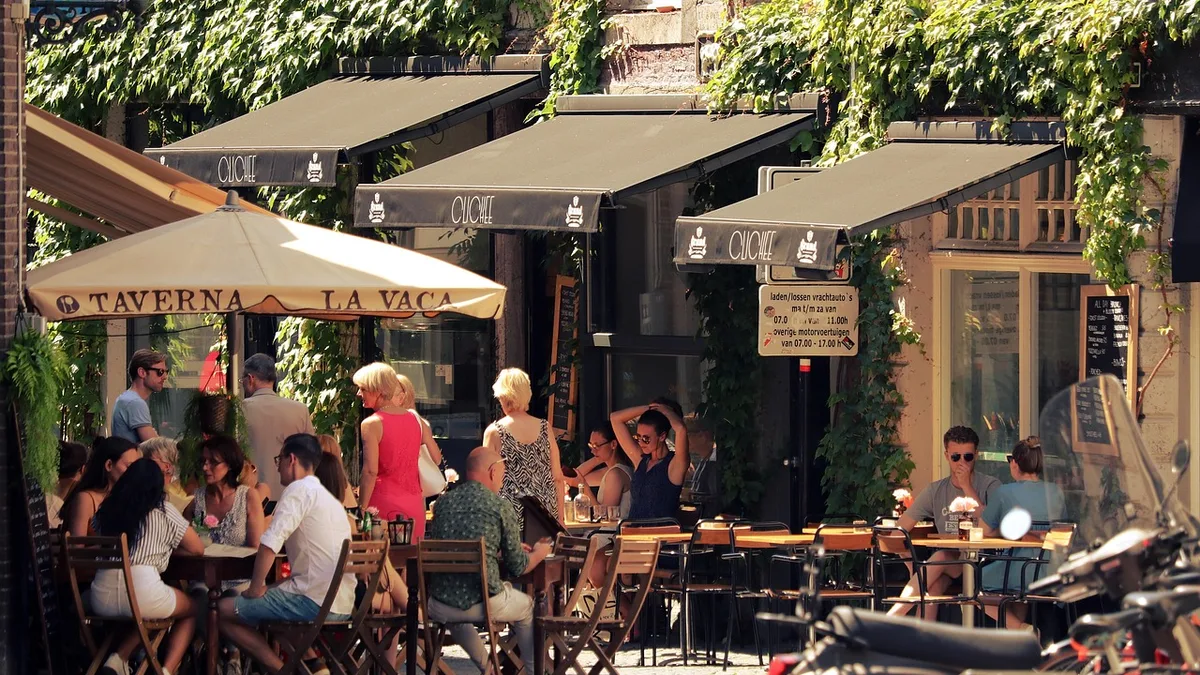 Şehir merkezinde açık hava restoran masaları