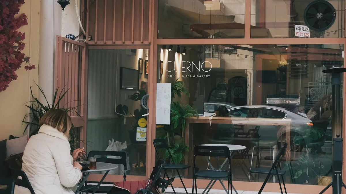 Dış mekan masaları bulunan küçük bir kafe