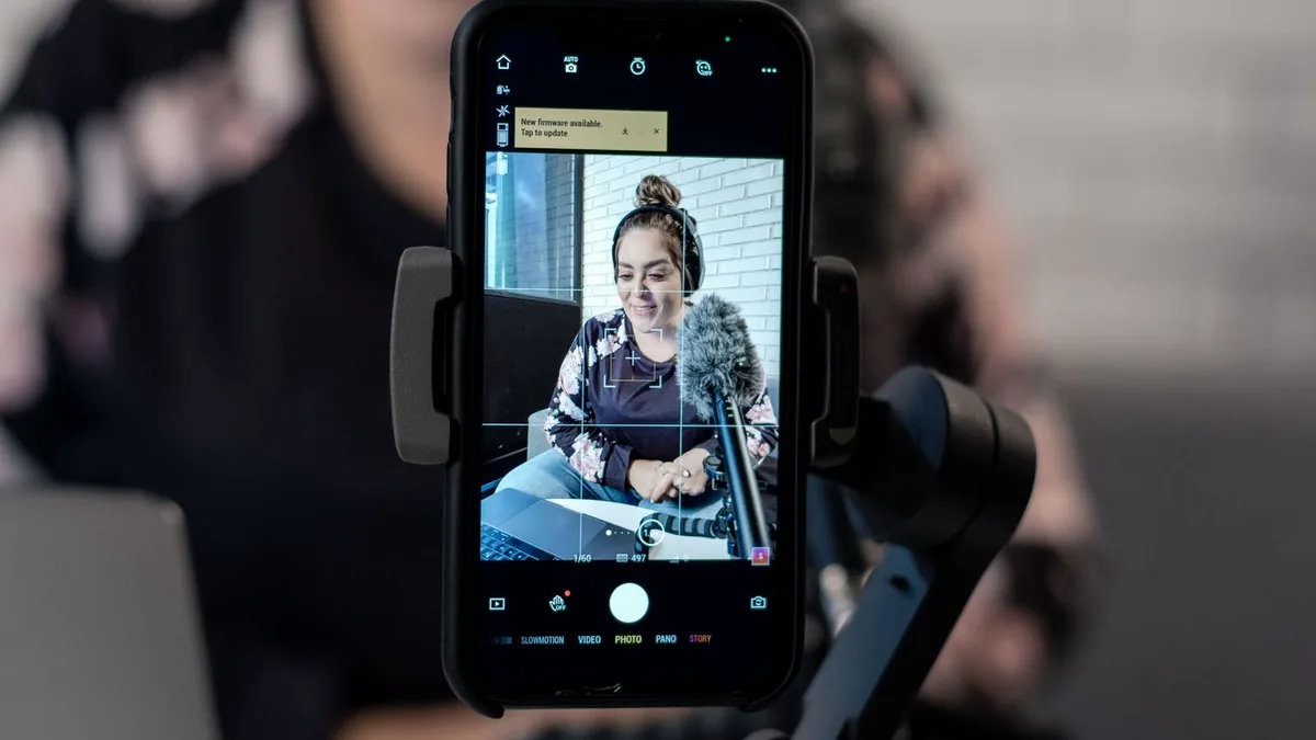 Tripod üzerindeki telefonla video hazırlayan içerik üreticisi
