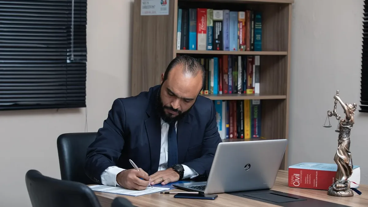 Ofiste belgeleri inceleyen profesyonel danışman