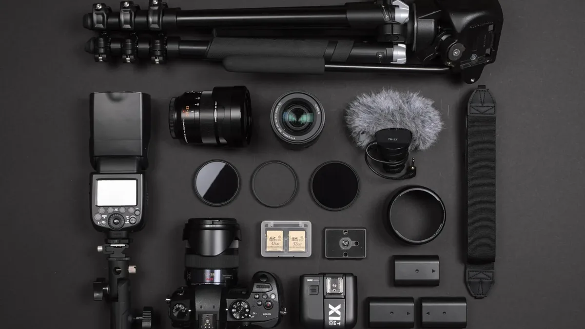 Masa üzerinde dijital fotoğraf makinesi ve objektif