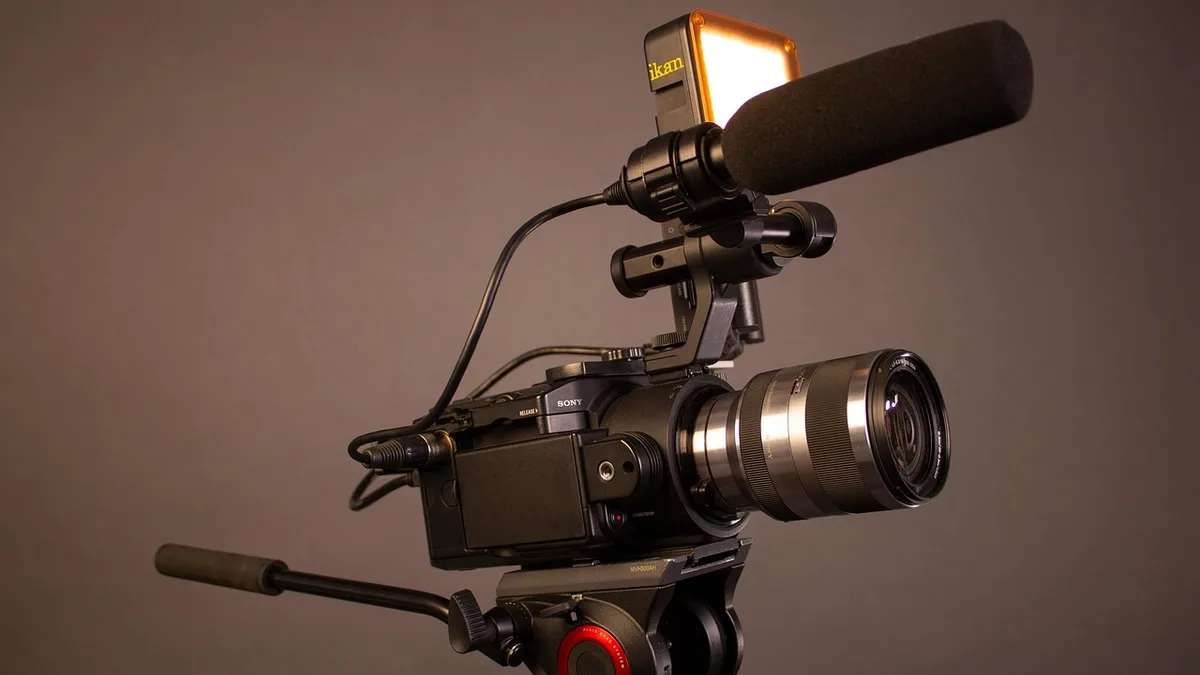 Üzerinde mikrofon bulunan dijital video kamerası