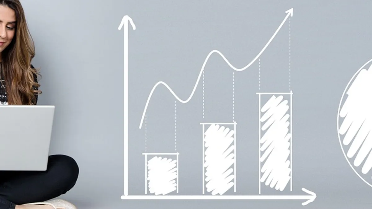 Grafik çizimleri önünde dizüstü bilgisayarla çalışan kişi