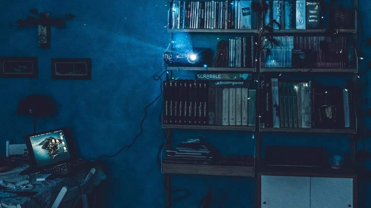Karanlık bir odada çalışan sinema projektörü