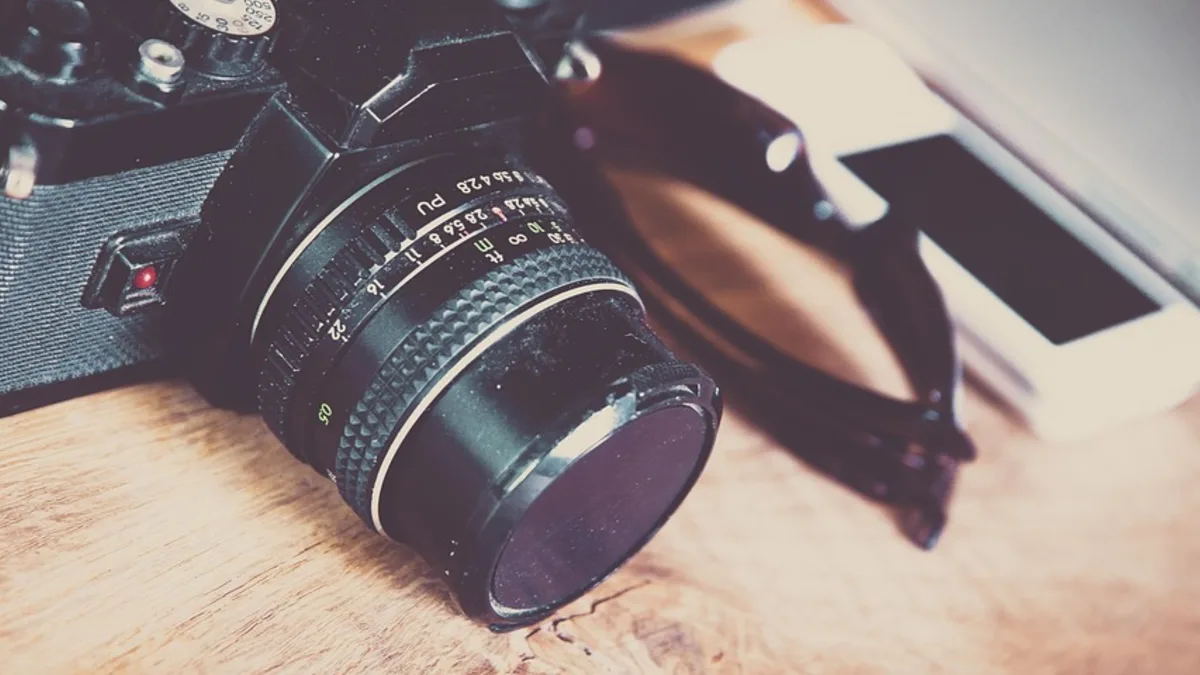 Masa üzerinde fotoğraf ve video kamerası