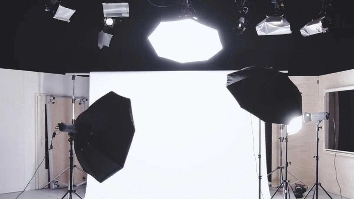 Işıklarla hazırlanmış fotoğraf ve video stüdyosu