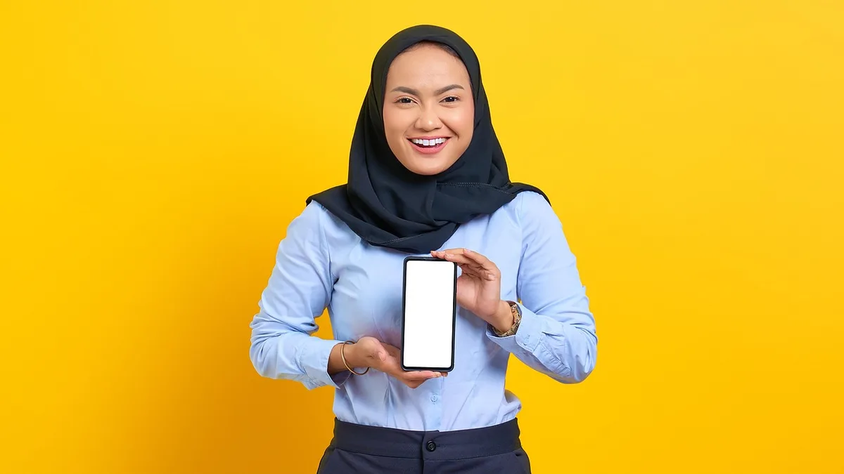 Akıllı telefon ekranını gösteren içerik izleyicisi