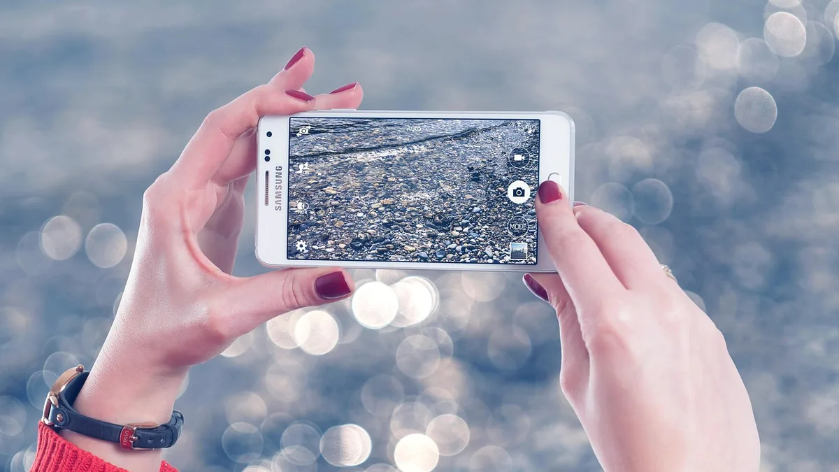 Akıllı telefonla dış mekânda görüntü kaydeden eller