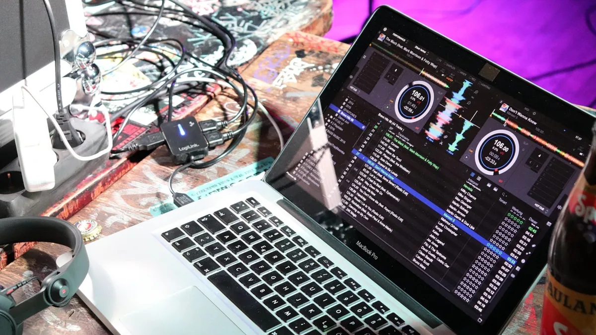 Müzik yazılımı açık dizüstü bilgisayar ve ses ekipmanı