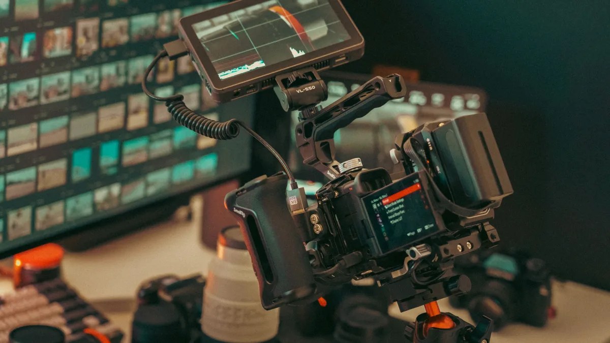 Profesyonel video kamera ve monitör bulunan stüdyo masası