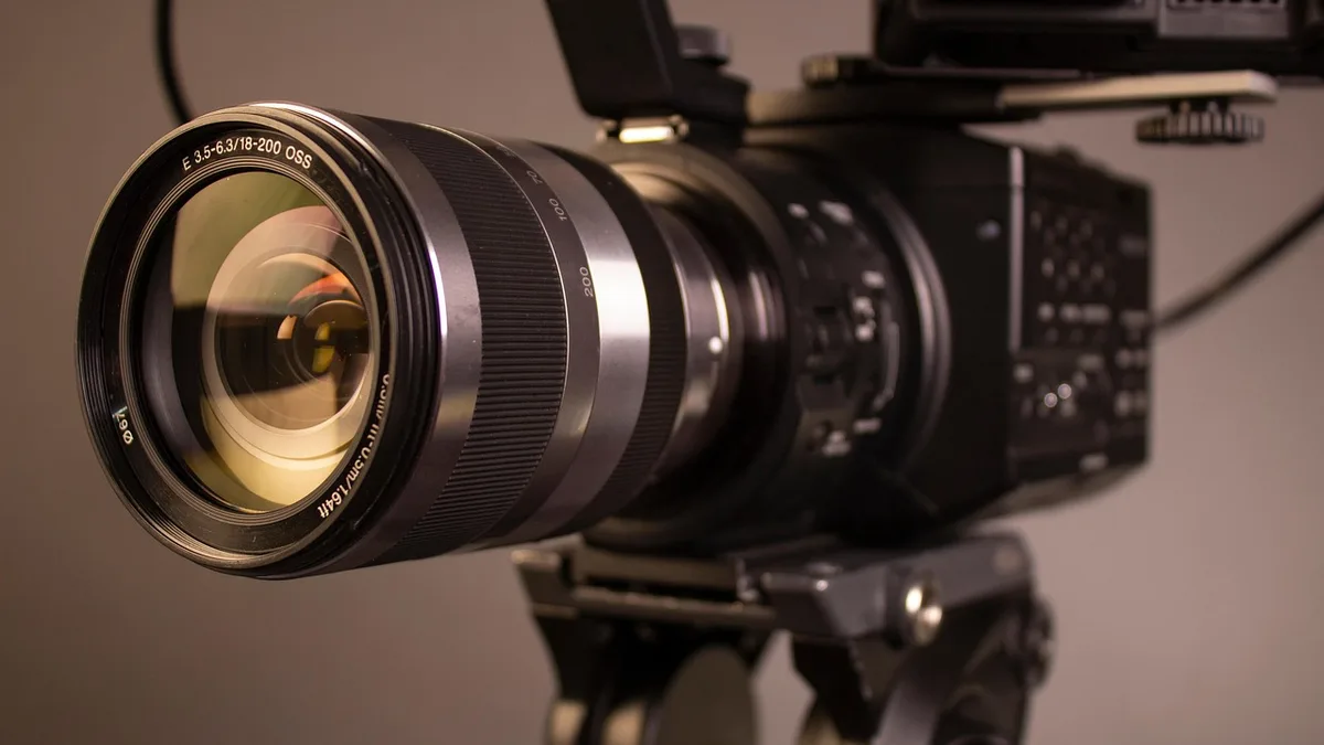 Yakın planda profesyonel video kamera lensi