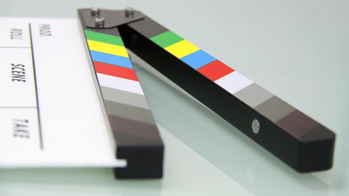 Beyaz zeminde renk şeritli sinema klaketi