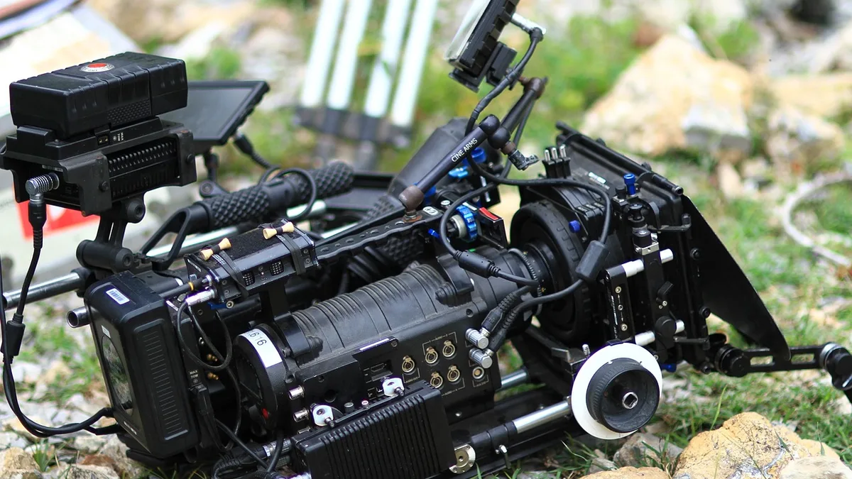 Dış mekânda tripod üzerinde profesyonel film kamerası