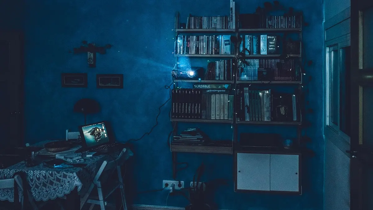 Karanlık odada film izleme düzeni ve projeksiyon ışığı