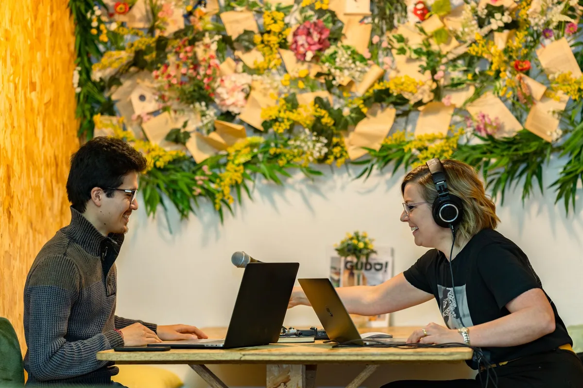 Podcast stüdyosunda mikrofon ve kameralarla kayıt yapan ekip