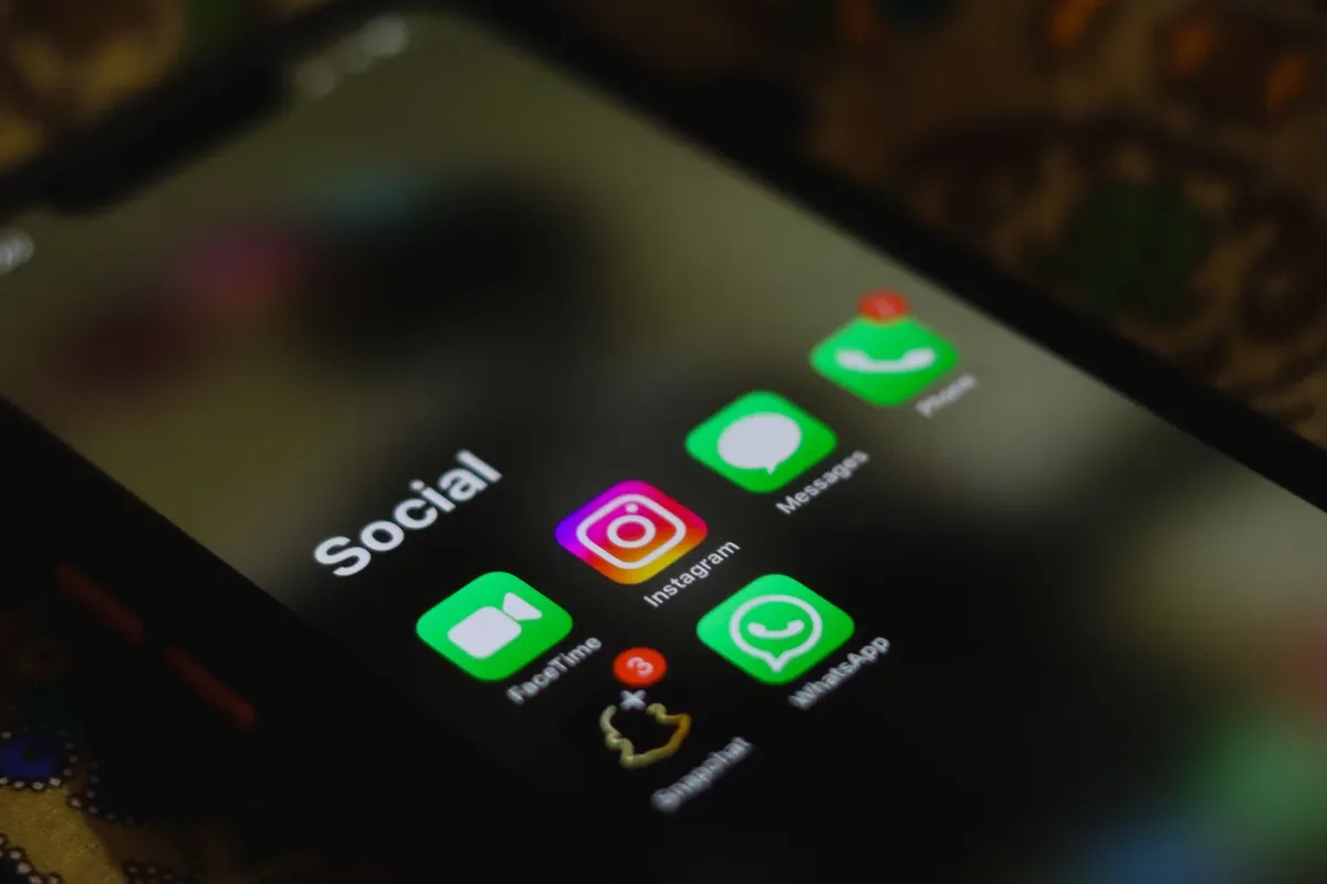 Masada sosyal medya uygulamalarının açık olduğu akıllı telefon