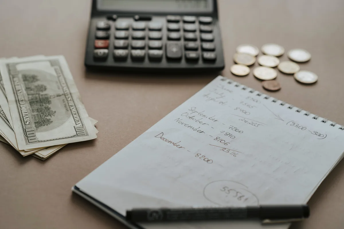 Açık defter, kalem ve çalışma masasındaki planlama notları