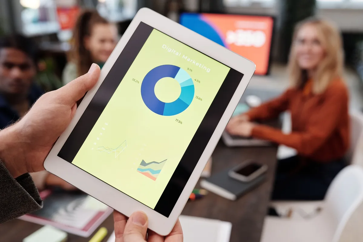 Ekrandaki çalışma tablosunu gösteren tablet