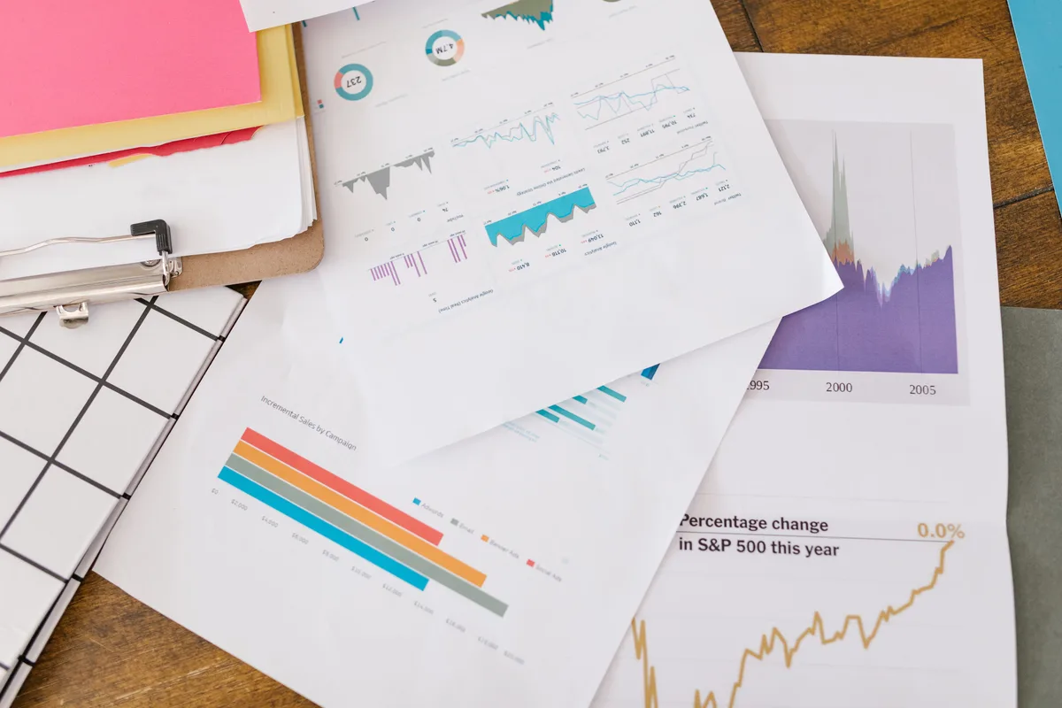 Masa üzerinde grafik ve tablolar içeren basılı analiz raporları