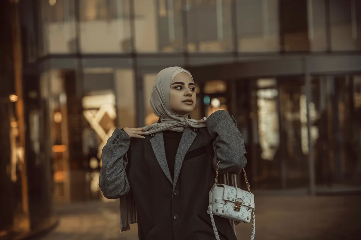 Alışveriş merkezi girişinde başörtüsünü düzelten kadın