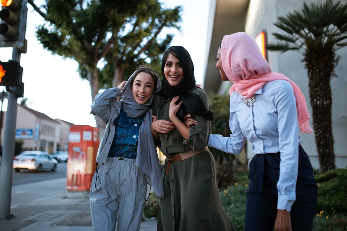 Başörtülü kadınların birlikte sohbet ettiği sıcak bir topluluk ortamı