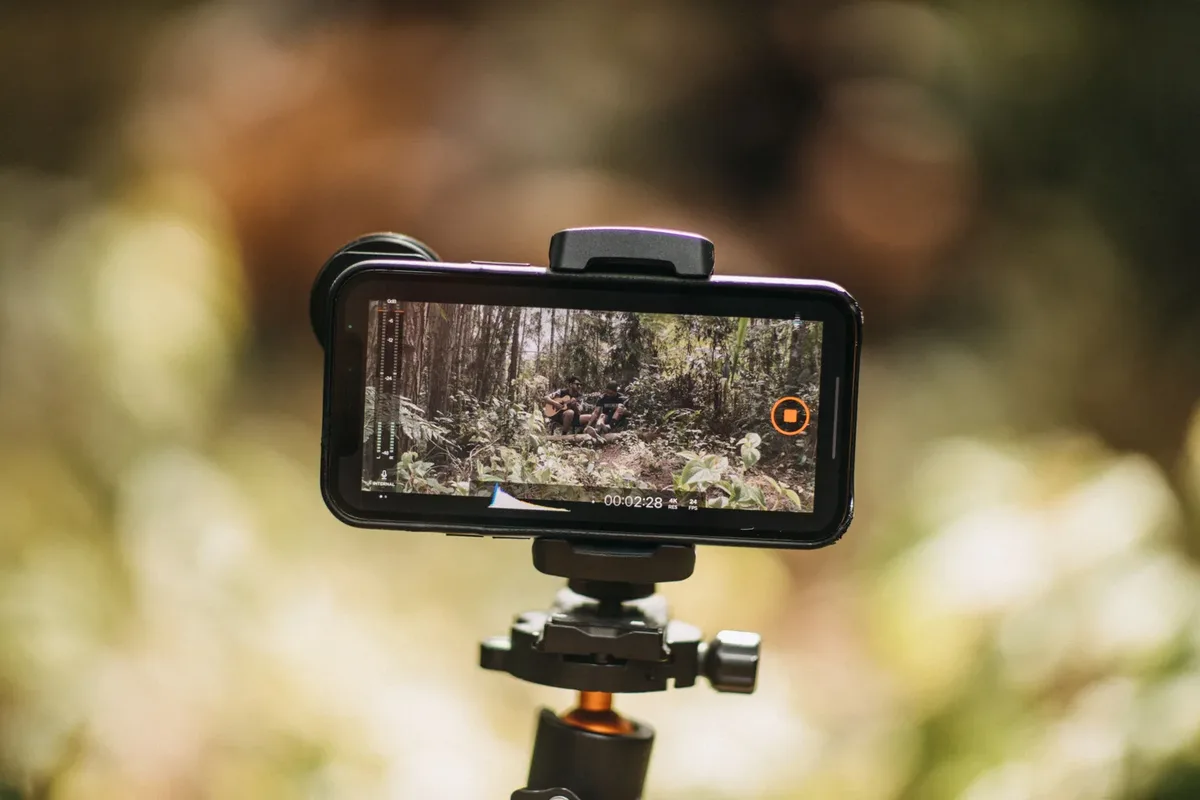 Dış mekânda tripod üzerindeki akıllı telefonla çekim hazırlığı