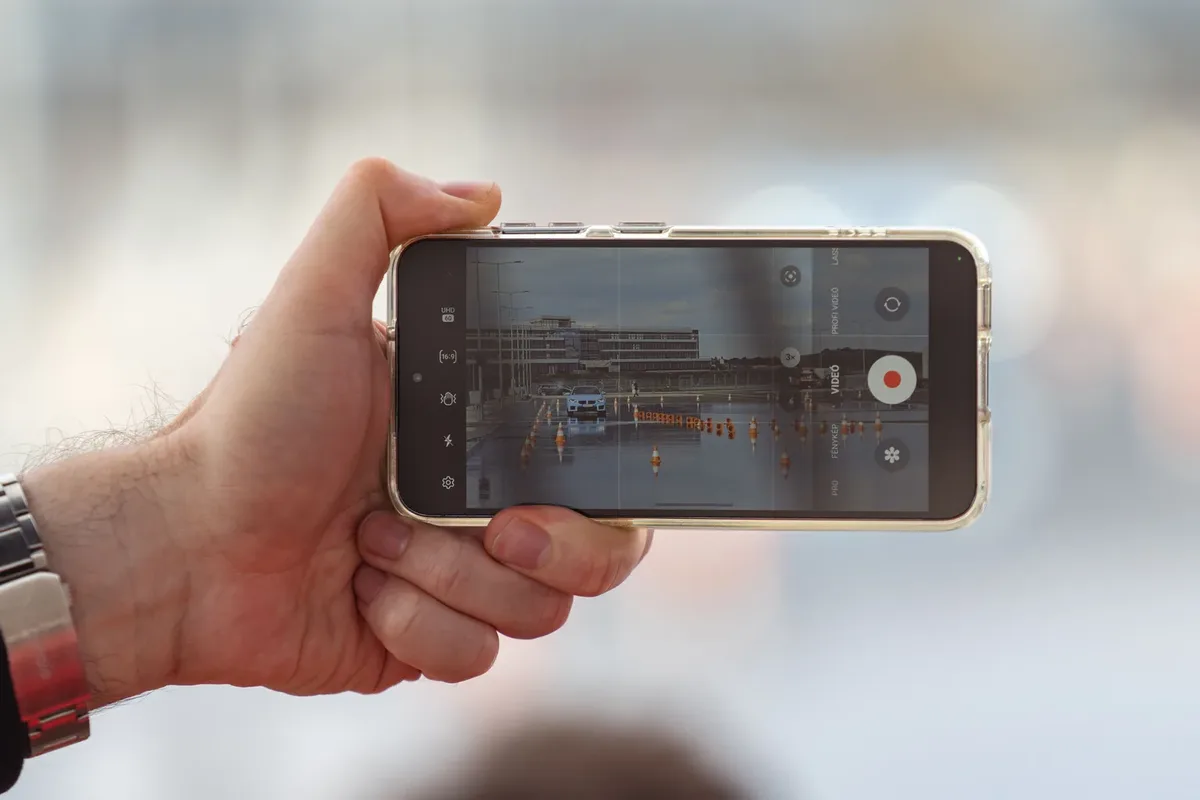 Akıllı telefonla dış mekânda dikey video kaydı yapan bir el