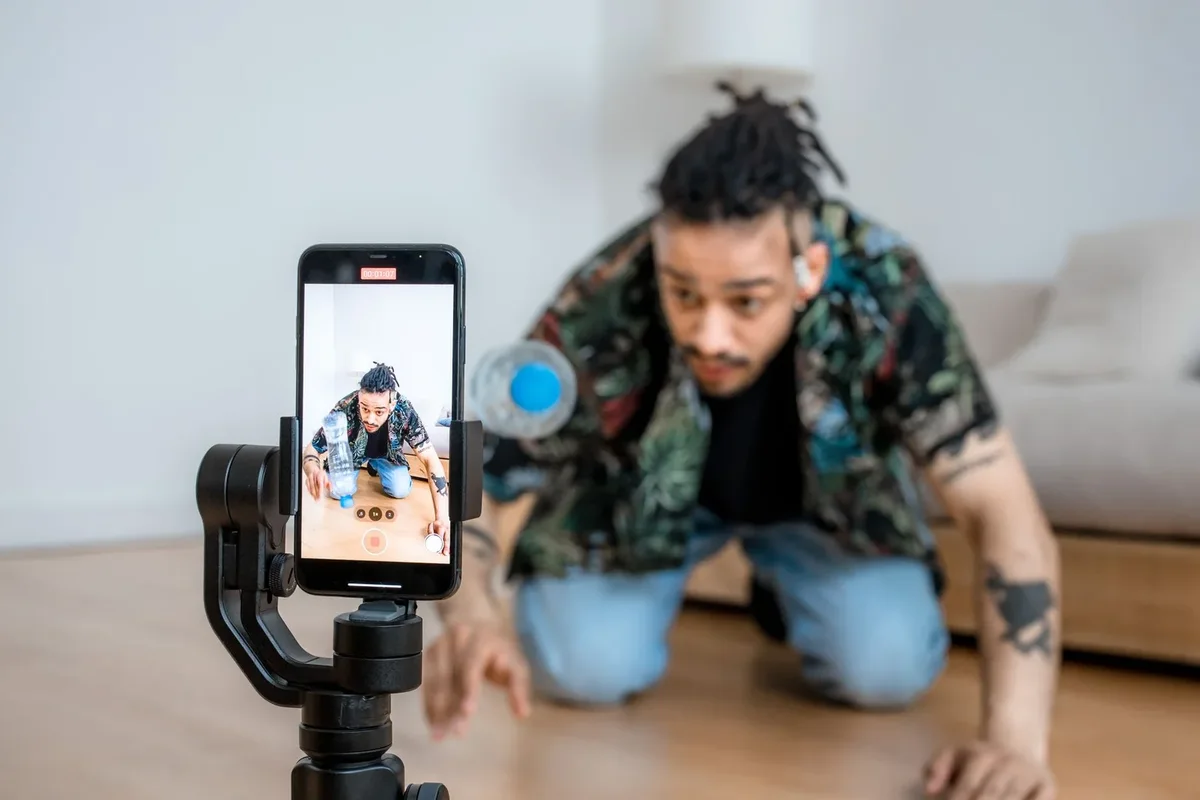 Akıllı telefon ve gimbal karşısında ürün videosu çeken içerik üreticisi