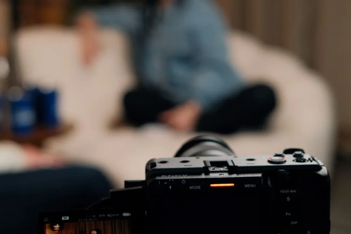 Kamera önünde konuşan kişinin kaydedildiği ev tipi video düzeni