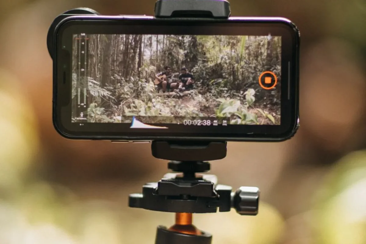 Doğa manzarasını kaydeden tripod üzerindeki akıllı telefon