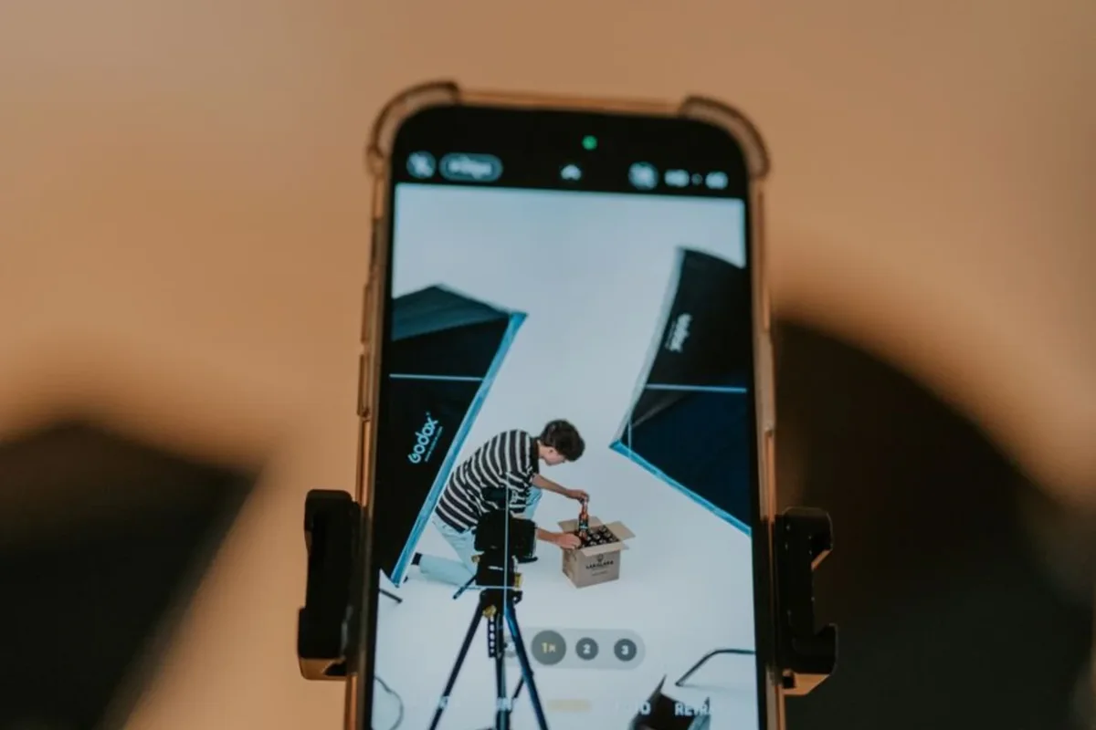 Tripoddaki akıllı telefonla stüdyoda kutu açma videosu kaydı