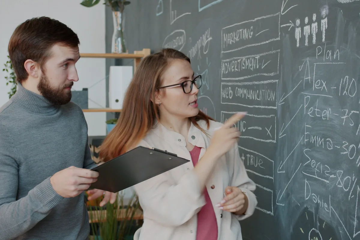 Büyük kâğıt üzerinde planı birlikte inceleyen ekip