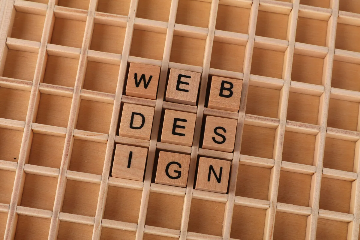 Ahşap harflerle oluşturulmuş web design ifadesi