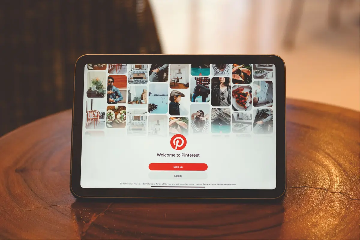 Ahşap masa üzerinde Pinterest giriş ekranının açık olduğu tablet