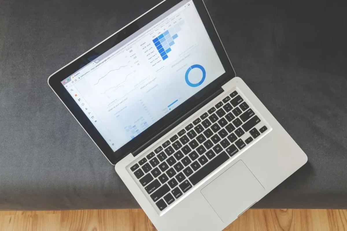 Influencer marketing değerlendirmesini temsil eden bilgisayar ekranında grafik ve veri tabloları