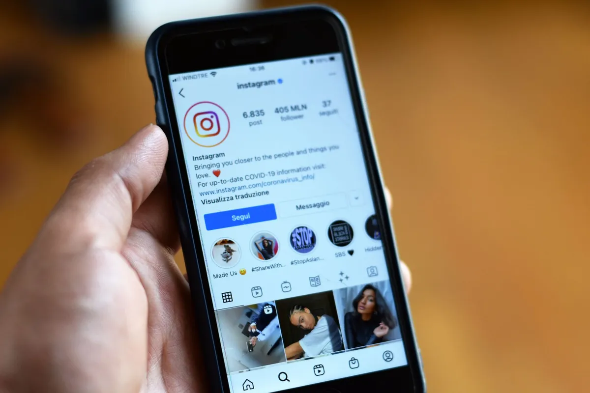 Telefon ekranında açık bir Instagram profili