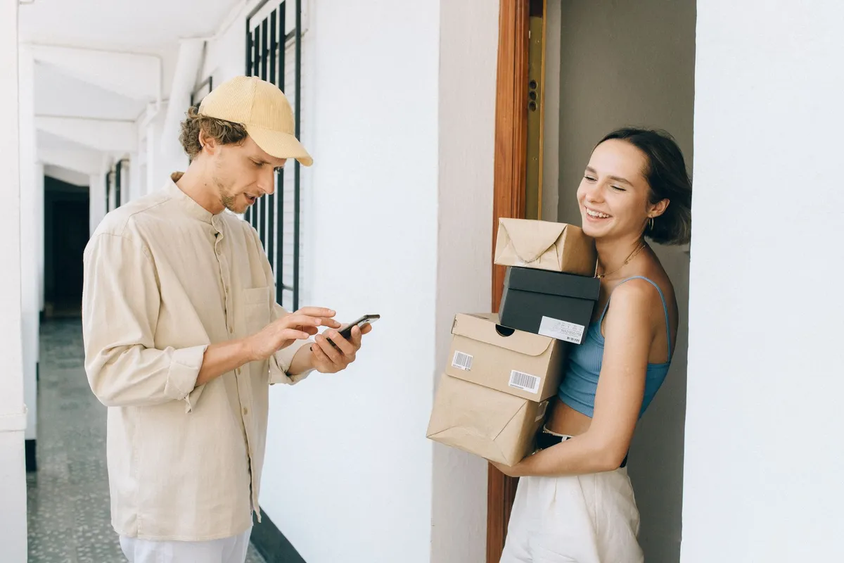 Kargo paketlerini teslim alan iki kişi