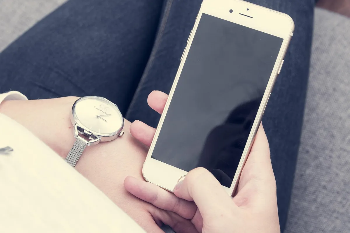 Akıllı telefonda sosyal medya istatistiklerini kontrol eden el