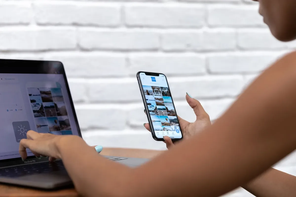 Masada akıllı telefon ve dizüstü bilgisayar kullanan kişi