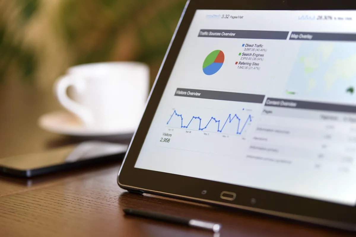 Dijital tablet üzerinde iş analizi tablosu inceleyen uzmanlar