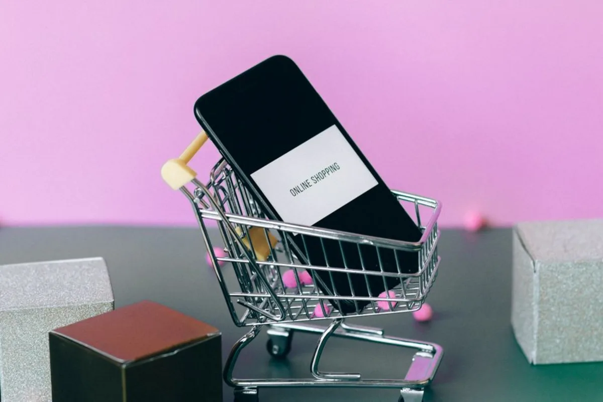 Alışveriş arabası içinde akıllı telefon