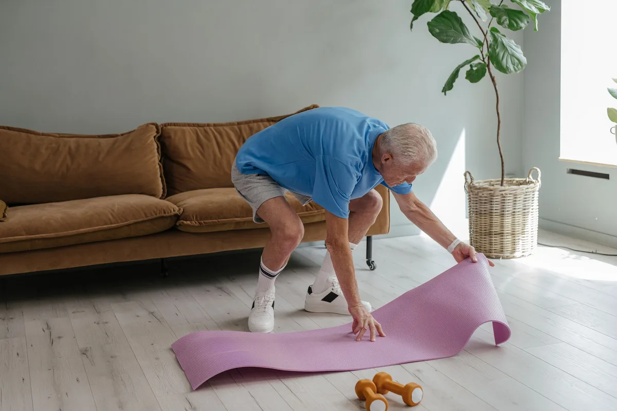 Evde yoga matını hazırlayan kişi