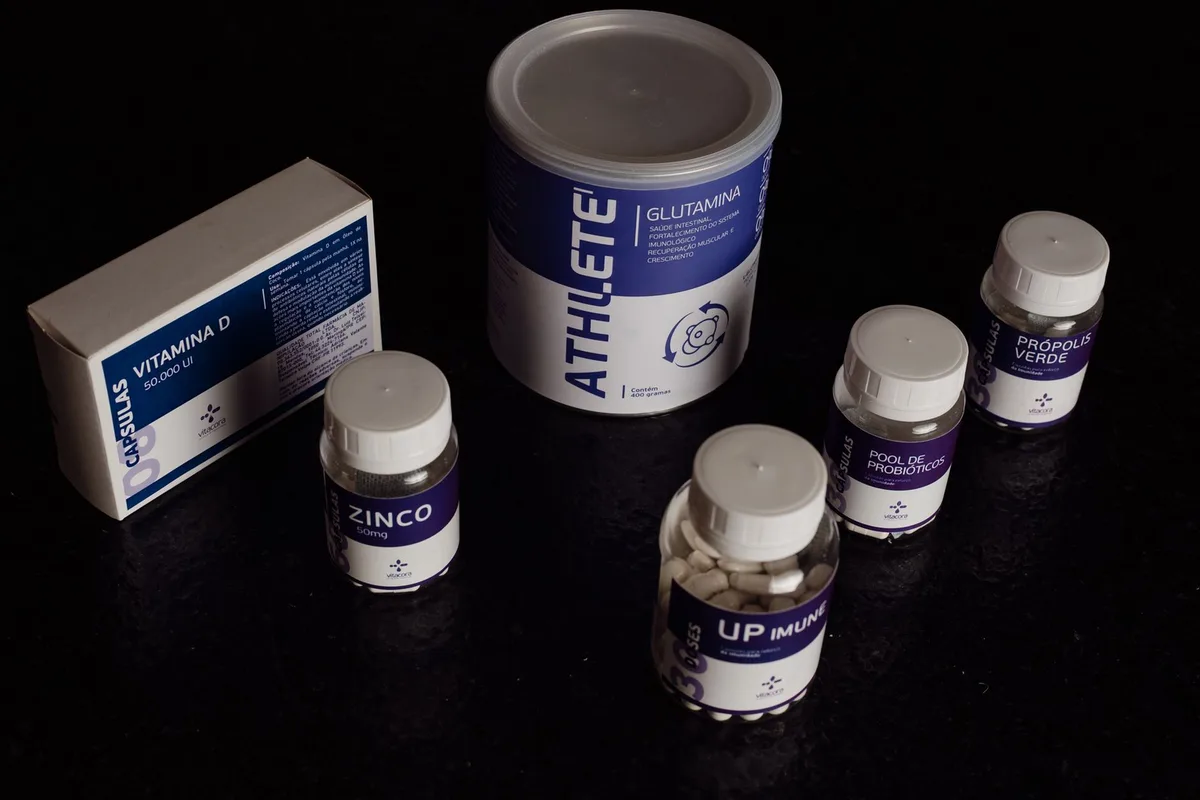 Takviye şişeleri üzerinde vitamin kapsülleri