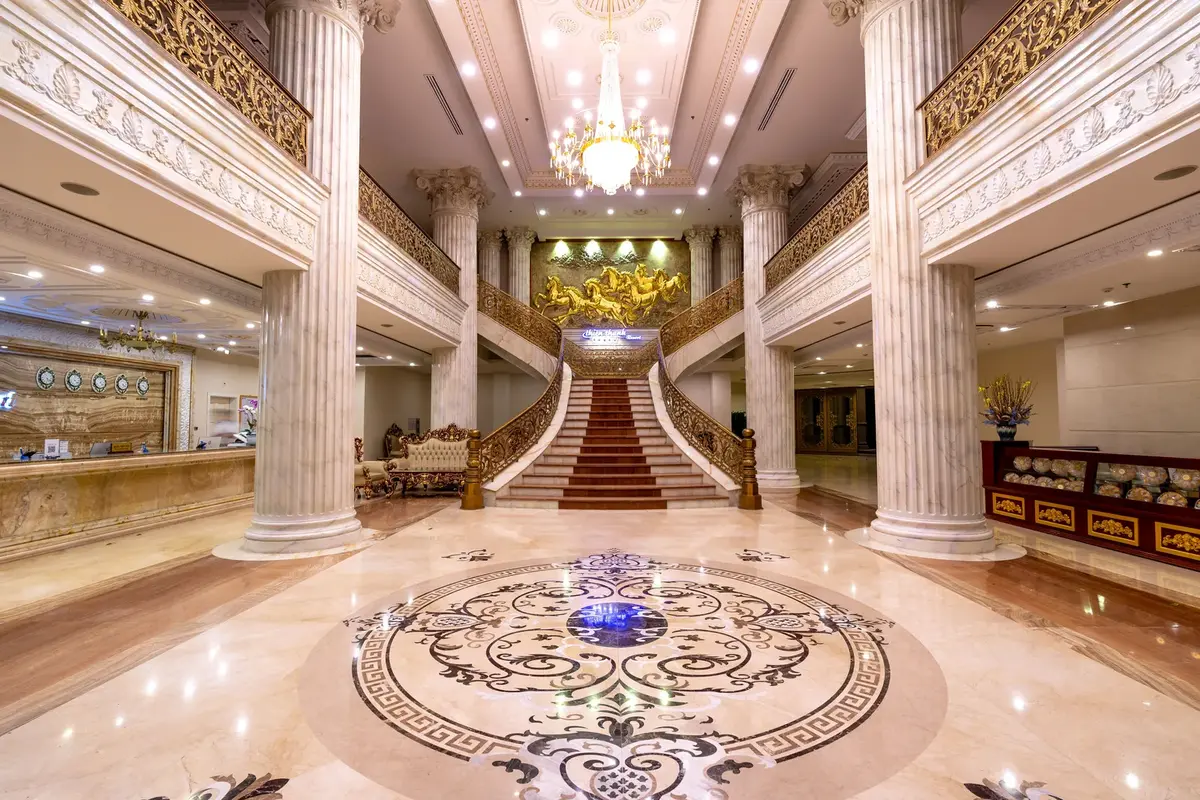 Mermer zeminli, avizeli lüks otel lobisi