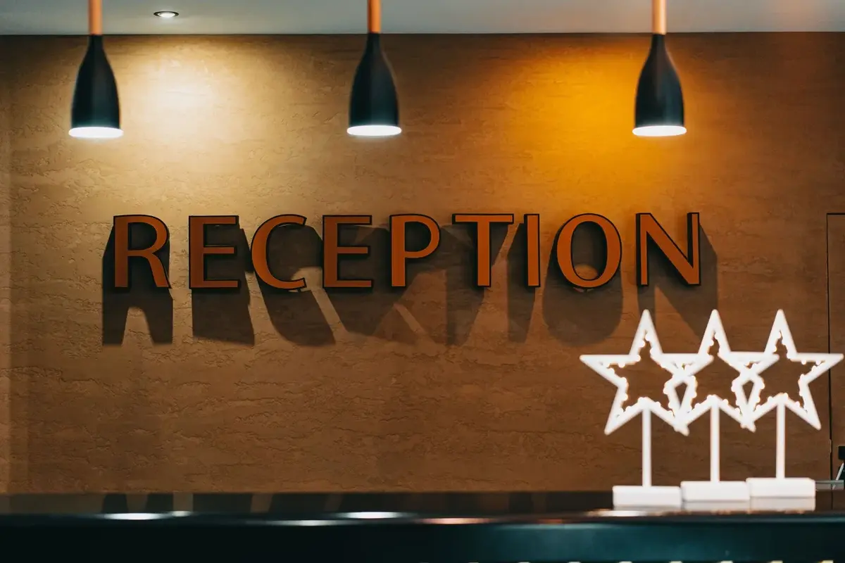 Aydınlatmalı duvarı bulunan modern otel resepsiyonu