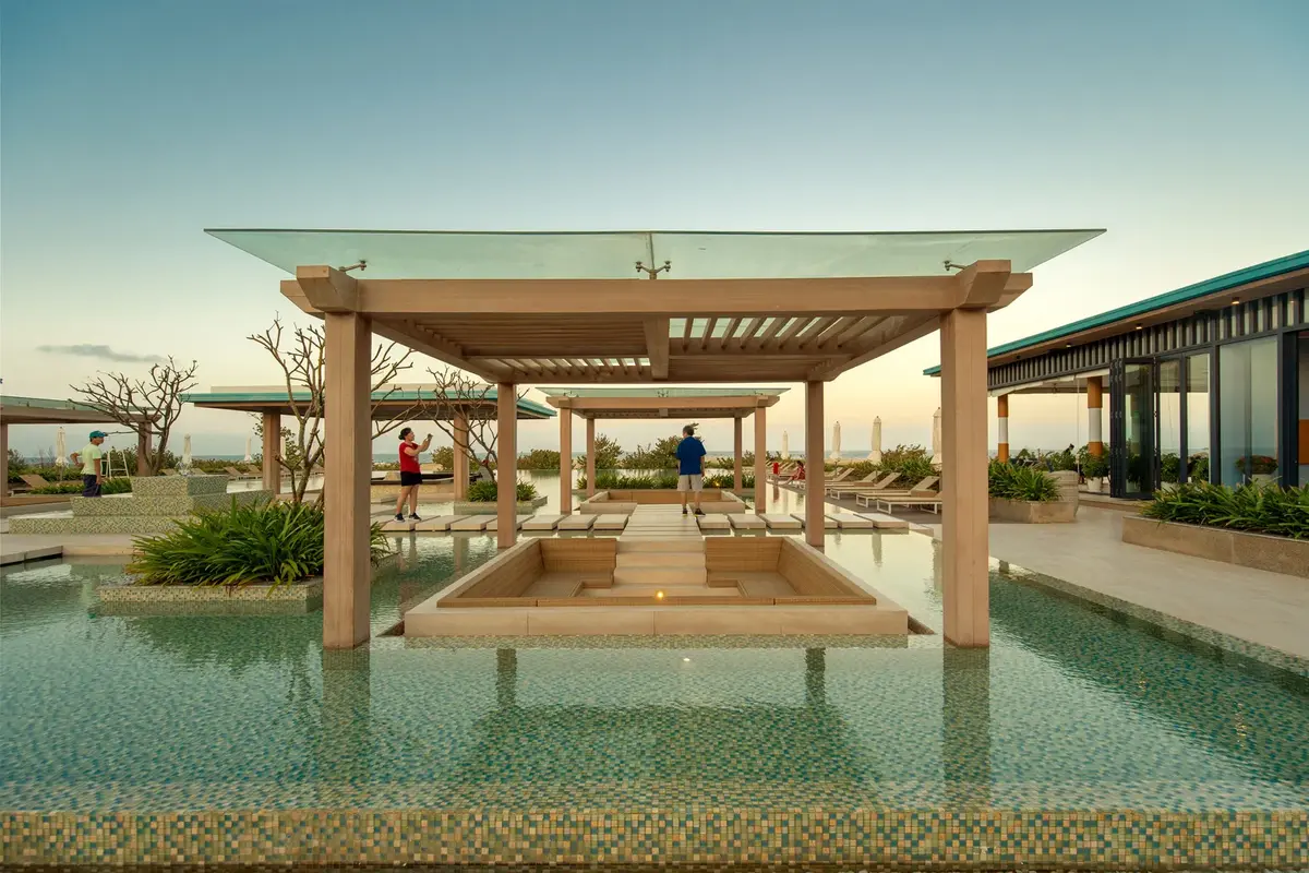 Dekoratif havuzlar arasında yürüyen resort misafirleri