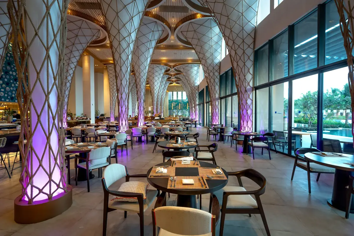 Boş ve özenle düzenlenmiş otel restoranı