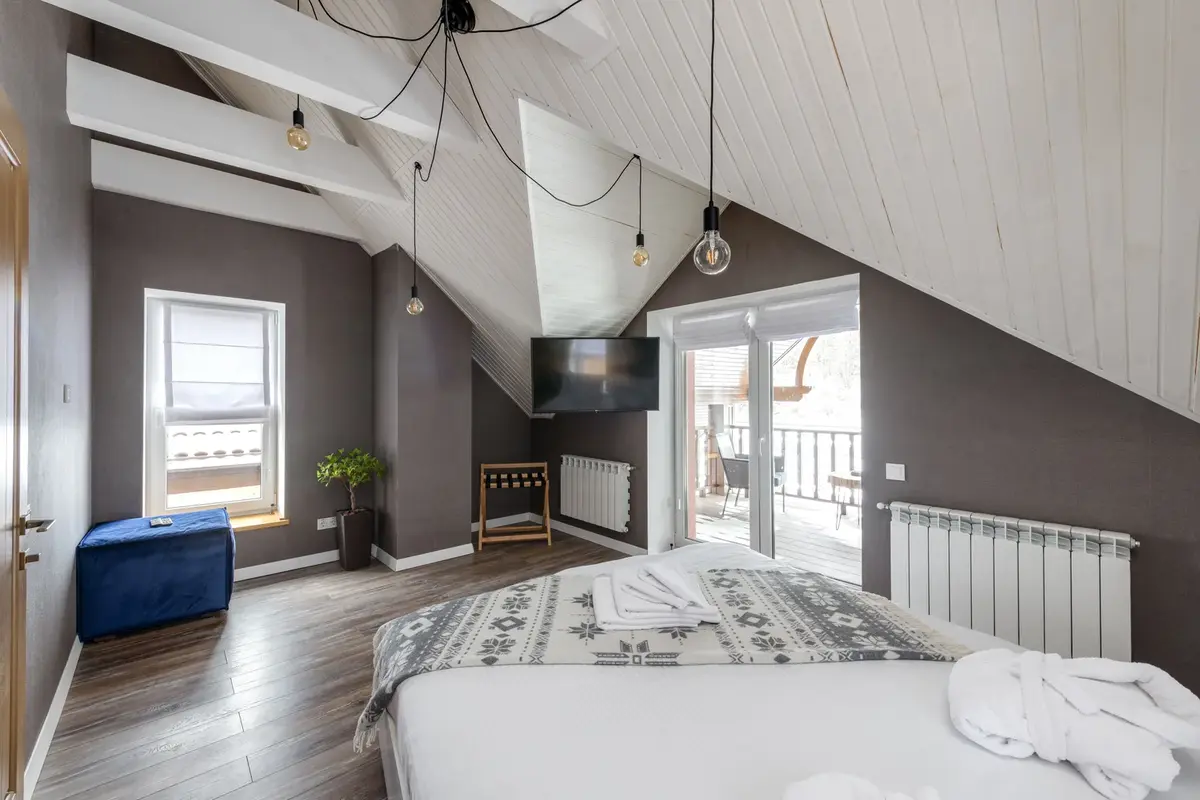 Açık renklerle düzenlenmiş modern otel odası